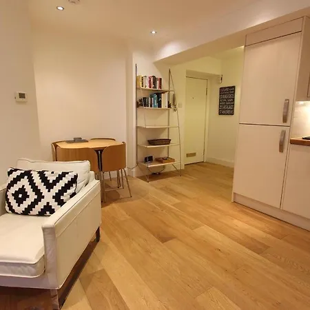3 Royal Mile Flat Near Castle *