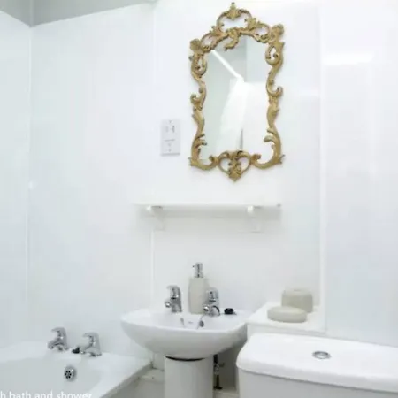 Joivy Stylish Castle View Flat With Balcony Edynburg