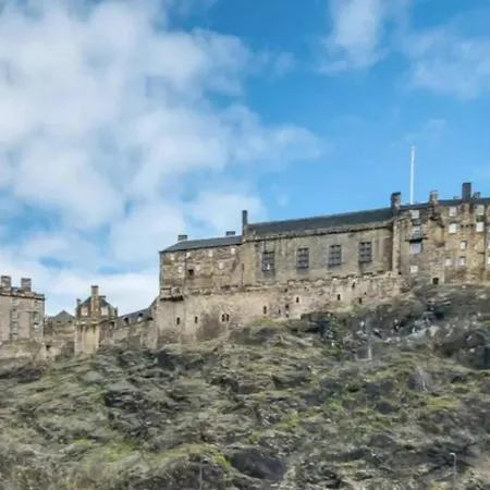 Joivy Stylish Castle View Flat With Balcony Édimbourg