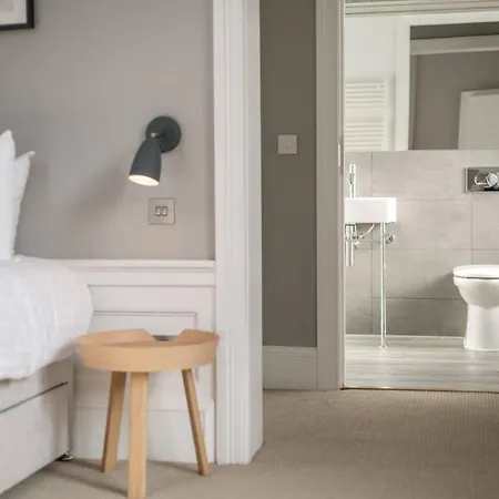Joivy Spacious And Bright 1bed Apt, Short Walk From Princes Street Apartment *