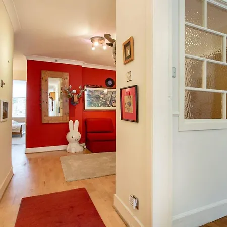 Daire Bright & Spacious Classic West End *