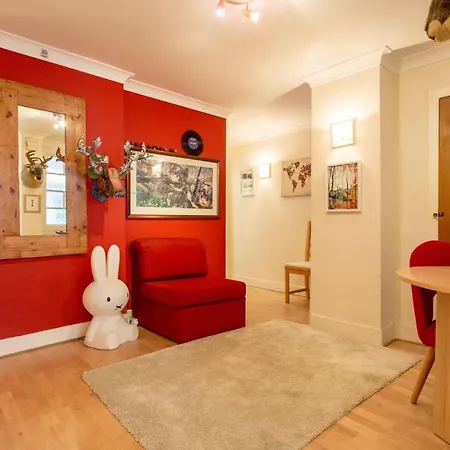 Bright & Spacious Classic West End *