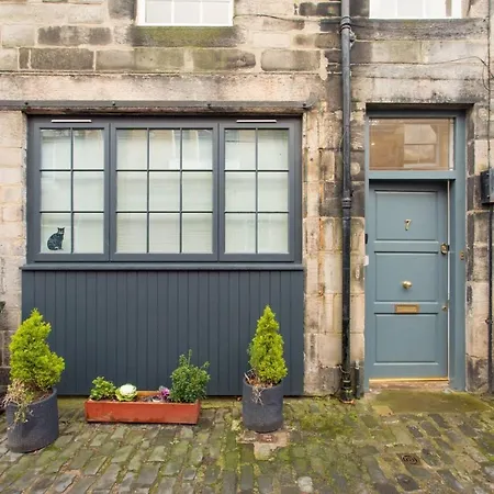 Altido Spacious 3br Mews House Behind Calton Hill Edinburgh