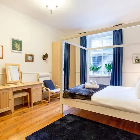 Bright & Spacious Classic West End Daire *