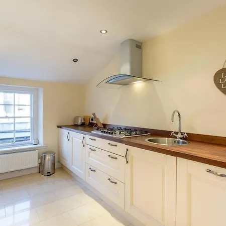 Altido Spacious 3br Mews House Behind Calton Hill Edinburgh
