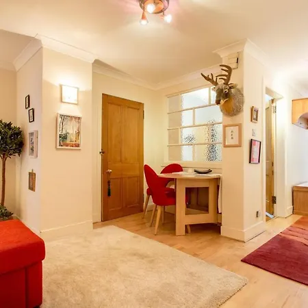 Daire Bright & Spacious Classic West End *
