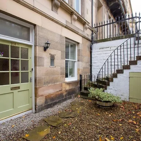 Bright & Spacious Classic West End Daire *