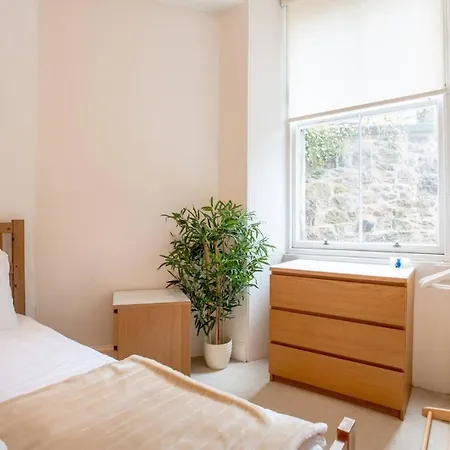 Bright & Spacious Classic West End * Edinburgh