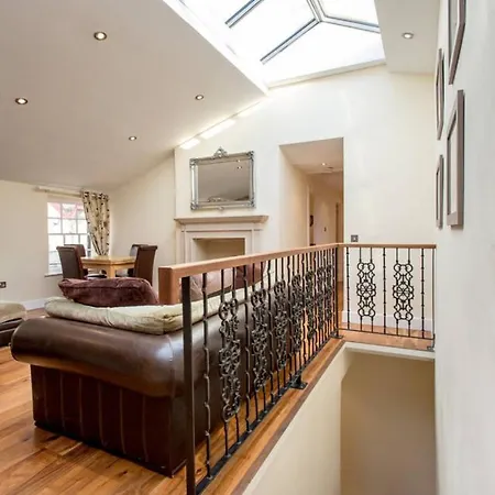 Altido Spacious 3br Mews House Behind Calton Hill Edinburgh