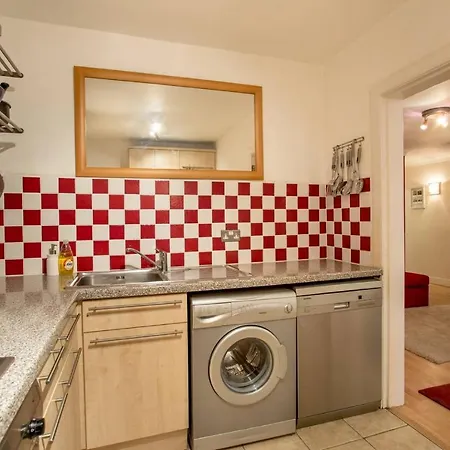 Bright & Spacious Classic West End אדינבורו