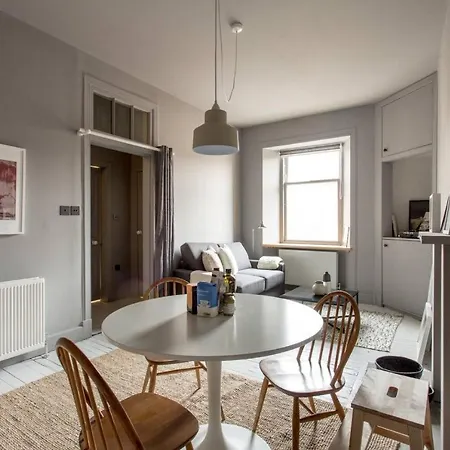 5* Bohemian Gem On The Royal Mile אדינבורו