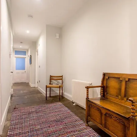 Joivy Spacious Flat With Garden In Centre Apartment