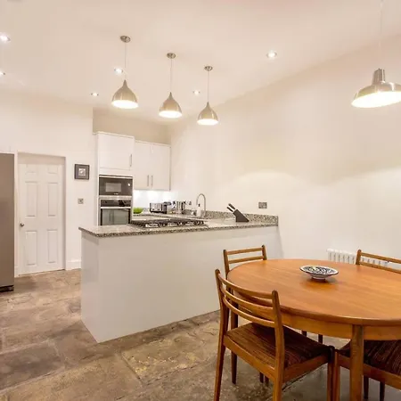 Joivy Spacious Flat With Garden In Centre Edinburgh