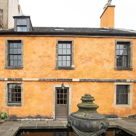 The Rock House - Historic Gem In The Heart Of The City