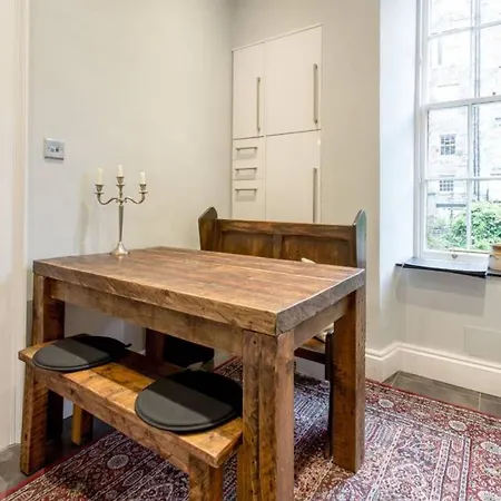 Apartamento Joivy Converted Flat In Historic Building In New Town Edimburgo