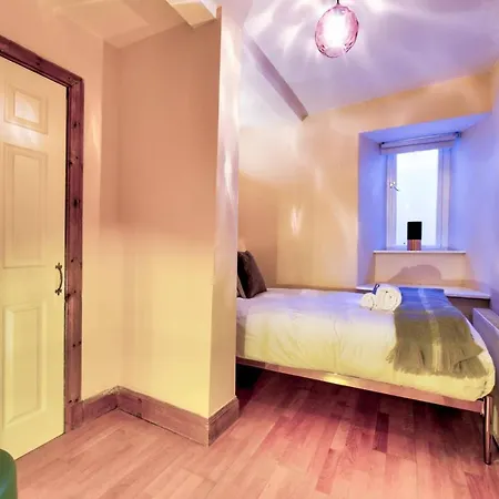 Cool Stockbridge Apartmnt