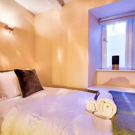 Cool Stockbridge Apartmnt