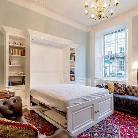 Joivy Converted Flat In Historic Building In New Town