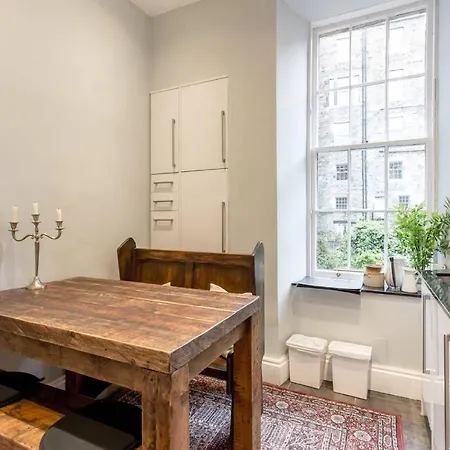 Joivy Converted Flat In Historic Building In New Town Appartamento