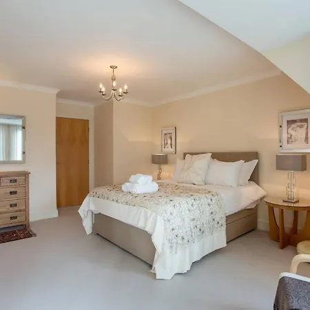 Joivy Inviting Near Leith Walk * Edinburg