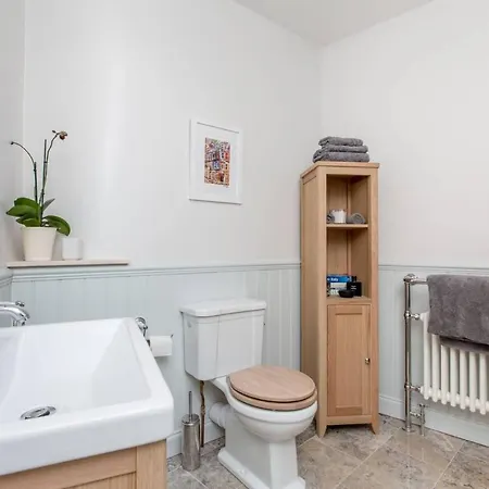 Joivy Stylish In Trendy New Town Location *