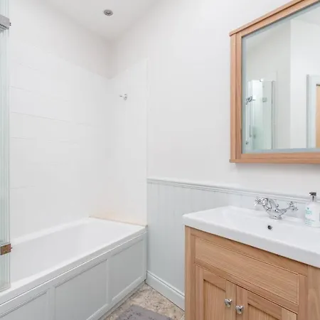 Joivy Stylish In Trendy New Town Location