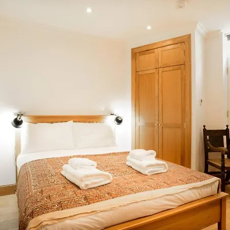 Historic Mews House In The New Town Holiday home