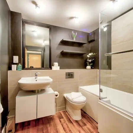 Altido Stylish And Spacious 1bed Home, Short Walk From The Center *