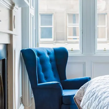 Stylish, Newly Renovated Old Town Flat דירה *