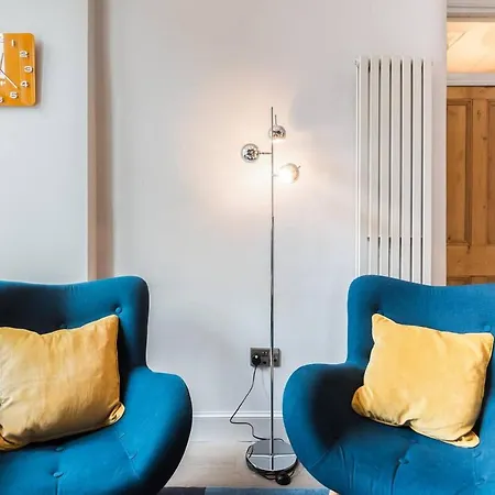 Stylish, Newly Renovated Old Town Flat דירה *