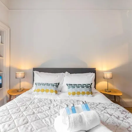 Stylish, Newly Renovated Old Town Flat * אדינבורו