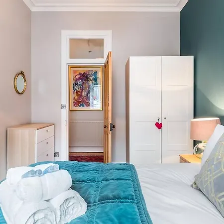 Stylish, Newly Renovated Old Town Flat אדינבורו