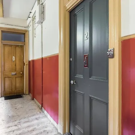 Stylish, Newly Renovated Old Town Flat דירה *