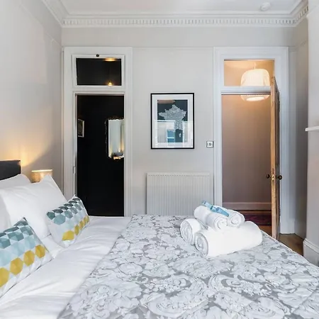 Stylish, Newly Renovated Old Town Flat אדינבורו
