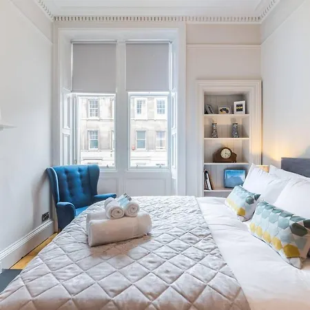 Stylish, Newly Renovated Old Town Flat דירה *