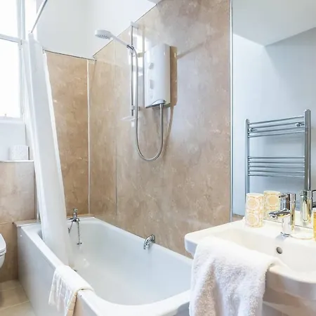 Stylish, Newly Renovated Old Town Flat דירה *