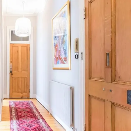 Stylish, Newly Renovated Old Town Flat דירה *