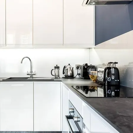 Stylish, Newly Renovated Old Town Flat דירה