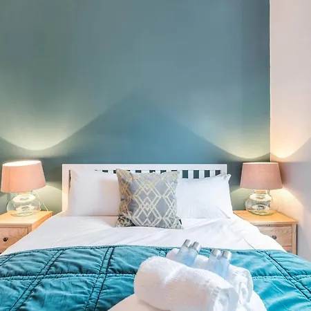 Stylish, Newly Renovated Old Town Flat