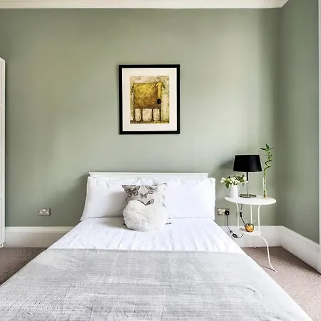 Ultra Spacious & Stylish 4bd City Centre *