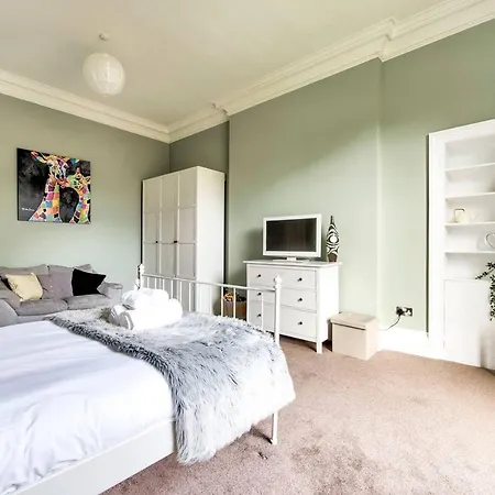 Ultra Spacious & Stylish 4bd City Centre