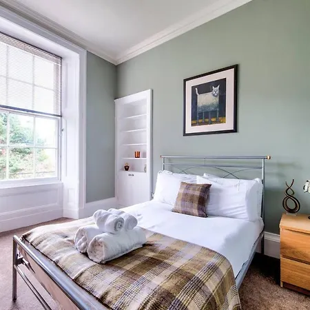 Ultra Spacious & Stylish 4bd City Centre *