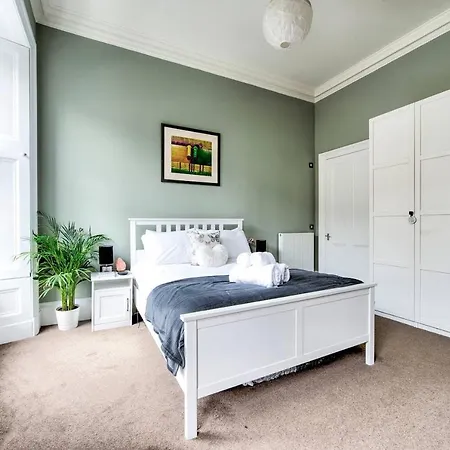 Ultra Spacious & Stylish 4bd City Centre Apartment Edinburgh