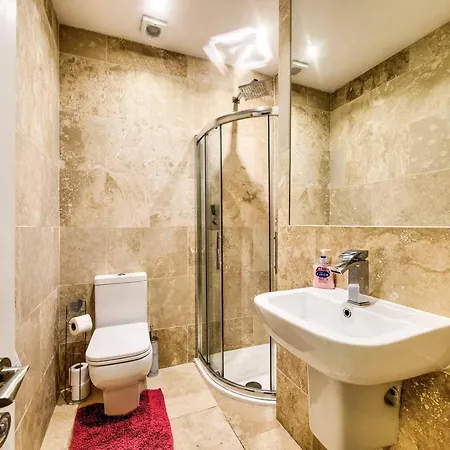 Ultra Spacious & Stylish 4bd City Centre *