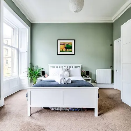 Ultra Spacious & Stylish 4bd City Centre Apartment