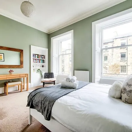 Ultra Spacious & Stylish 4bd City Centre Apartment Edinburgh