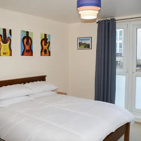 Bright 2 Bedroom Flat With Patio Apartment *