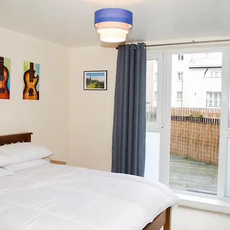 Bright 2 Bedroom Flat With Patio *