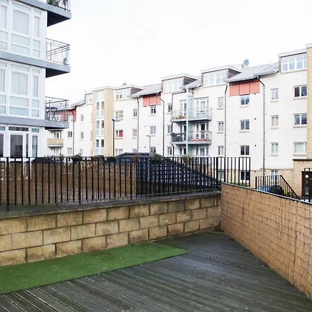 Bright 2 Bedroom Flat With Patio *