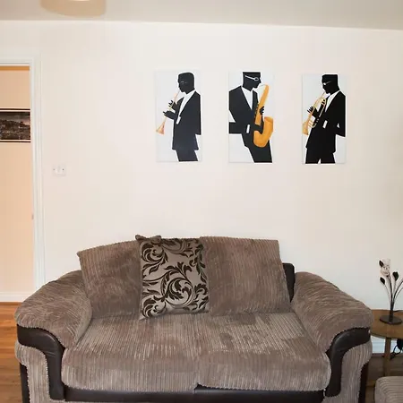 Bright 2 Bedroom Flat With Patio